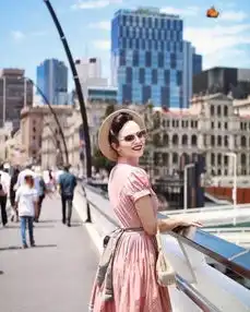 一个漂亮的90后波黑女孩ins爆红,看她玩转各种复古元素