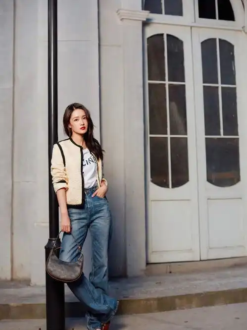 李沁慵懒系写真曝光,一袭连衣裙时尚典雅,万种风情你爱了吗