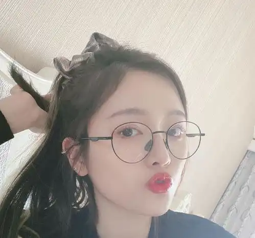 吴宣仪九连拍美照,嘟嘴卖萌可爱,网友撞脸鞠婧祎