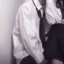 很脏很污情侣头像图片在床上扯领带