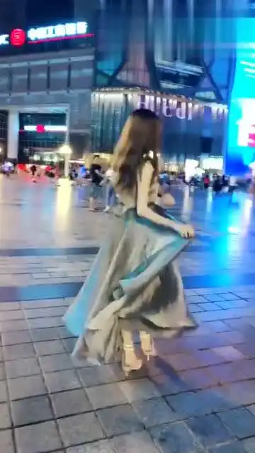 最近很火的小姐姐,光看背影,就知道妹子不一般