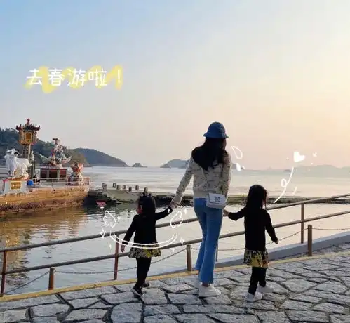 方媛晒一家四口出游照,画面欢乐又有爱,俩女儿穿姐妹装超可爱