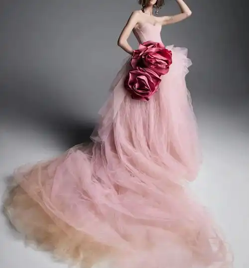 72岁身价亿万的婚纱女王把又忙又美做到极致