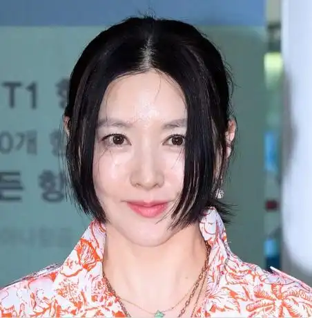 氧气美女变大妈李英爱机场造型比例太诡异,一瞬间认不出