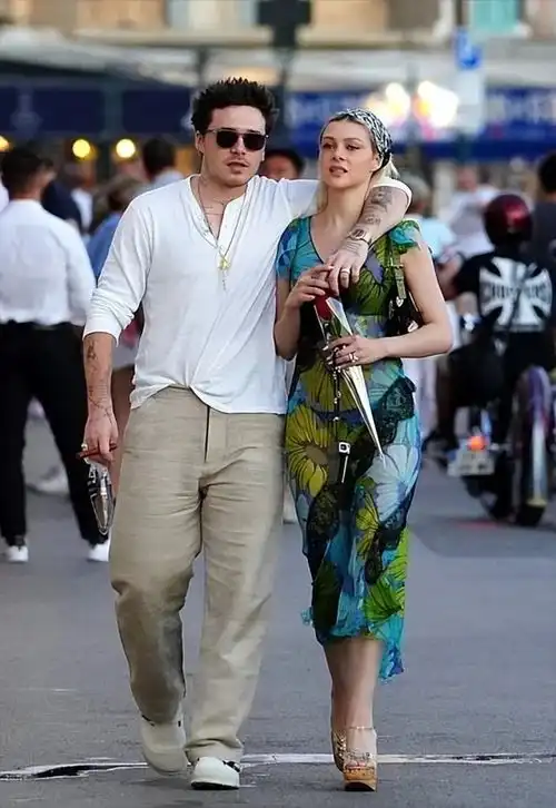 大布嫁入豪门后成小娇夫陪老婆逛街甘当拐杖,穿短袖胖好多