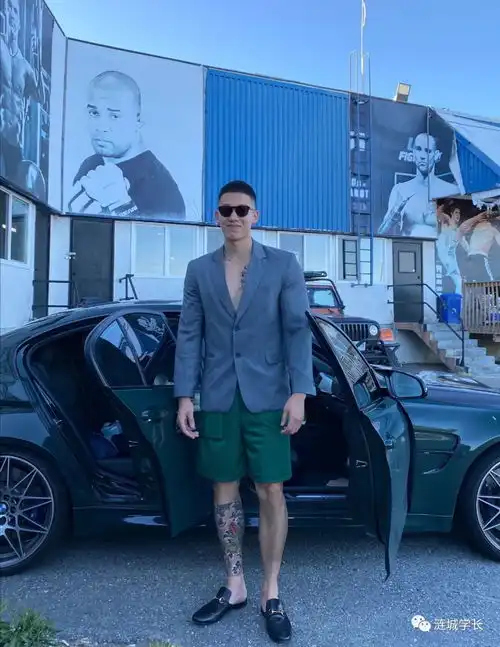 真人版的九头身时尚少年,原来是一位身材a爆的篮球体育生