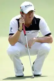 征服奥古斯塔果岭等待推杆的麦克罗伊