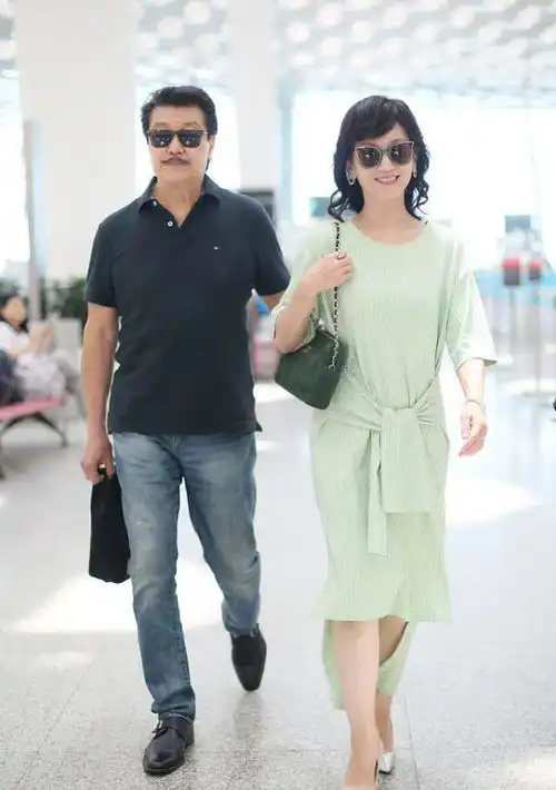 赵雅芝走机场,穿抹茶色的长衫似回青春,女生就该怎么美怎么穿