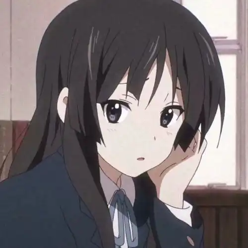 若有所思的可爱美少女