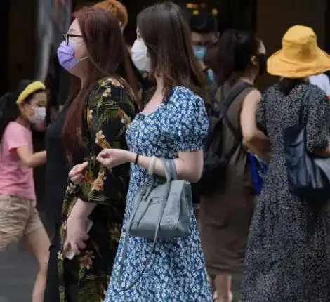 美女一身蓝色碎花裙,甜美又清纯,你心动了吗