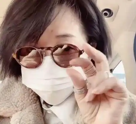 51岁许晴近照曝光,头顶短发皮肤白皙清透,嘟嘴卖萌状态超少女