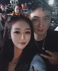 王思聪低调现身三亚电音节,一半女网红都去了,前呼后拥笑容甜美