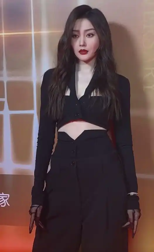 看张天爱才知道什么叫生图杀手,美得毫无压力,被国际时装周邀请