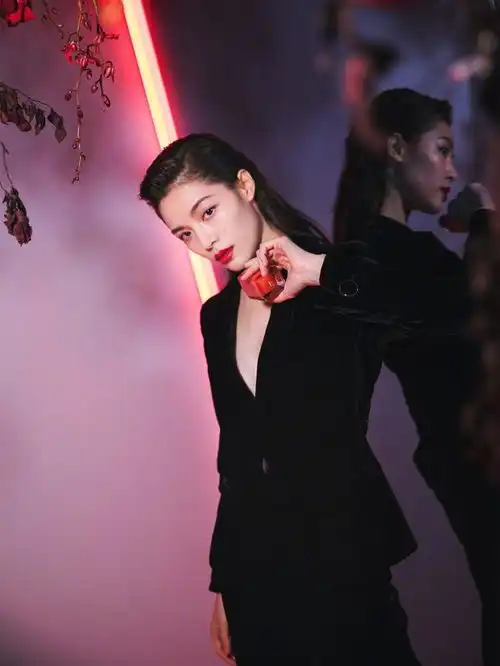 25岁钟楚曦出席活动,大背头配深v西装,大佬既视感