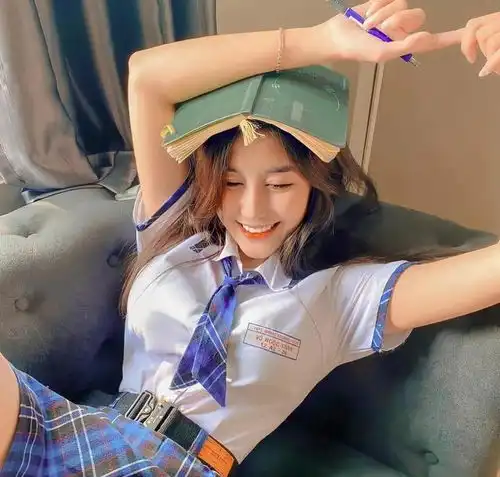 妹子,这种紧身裙子还是少穿吧,闺蜜都没眼看了哈哈哈真尴尬啊