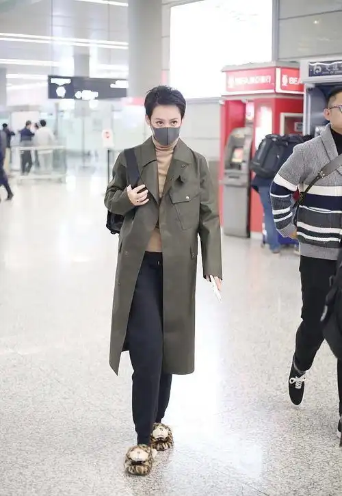 宁静的头发越剪越短了,金黄色寸头穿大衣也不违和,还挺时尚的