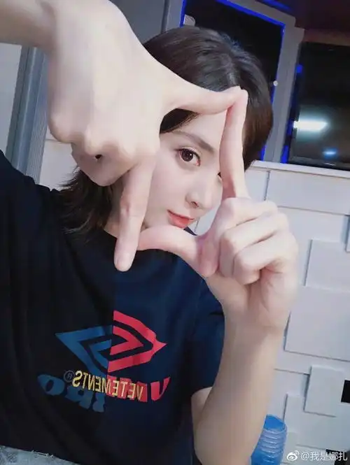 猫系美少女古力娜扎pose百变捧脸甜笑可爱满分