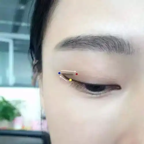 吴宣仪的猫系笑眼妆,让整个夏天都是甜味的