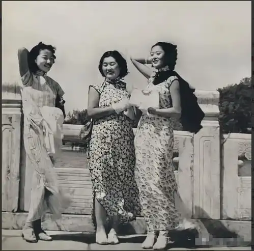 民国时期,三位美妇人的照片,旗袍高跟鞋一头大波浪传统时尚结合