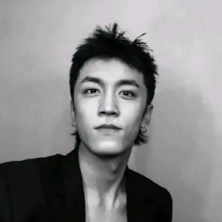 qq黑白头像男生,男人的笑何尝不是高傲