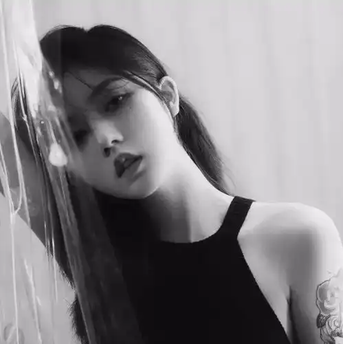 女生头像愿笑容不刻意