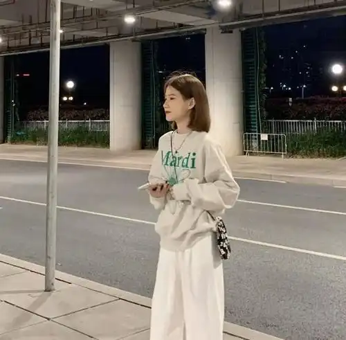 白裤子搭配这4种上衣,太好看了