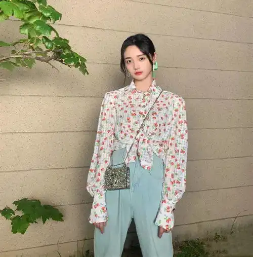 周洁琼越来越敢穿了针织开衫就用几颗扣子固定,一般人都穿不来