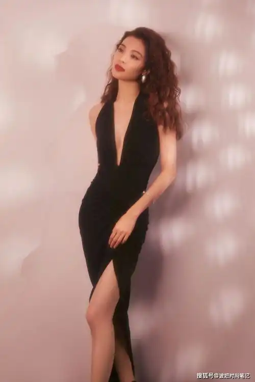 钟楚曦为秀身材够拼,嫌深v裙不够性感,还要开叉到胯部,太绝了