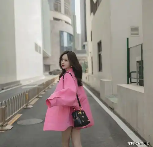 沈梦辰的初秋新造型太成功,外长里短真时髦,171身材太出众