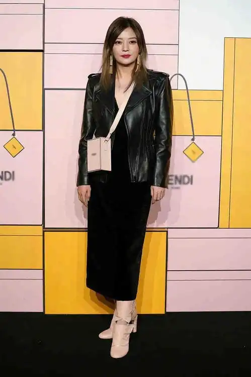 44岁赵薇古灵精怪,混搭风御姐范少女系,每一个造型都很特别