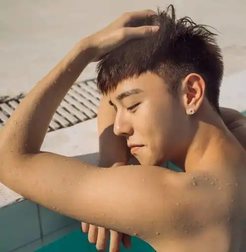 人人都有一件白衬衣,试问谁能抵抗这9位男生的诱惑