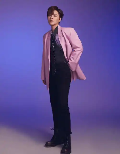 杨芸晴拍摄时尚大片,穿雾粉色西装英姿飒爽,黑皮领带显高级