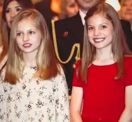 西班牙公主暑期度假,姐姐蓝眼似初恋清新,妹妹龅牙微笑都藏不住