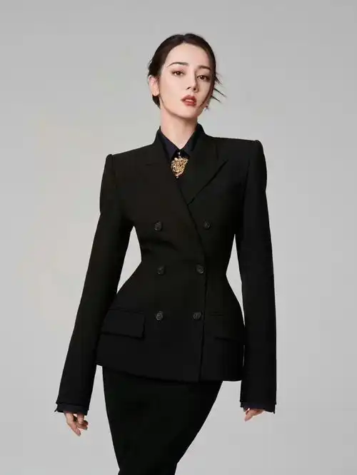 迪丽热巴黑西装气场全开,xiong大腰细腿长,这身材哪像怀孕了