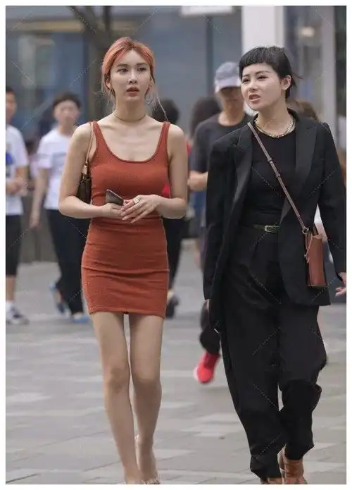 时尚的穿搭小女孩穿裹身裙,橙色系搭配发色给人温暖的气质