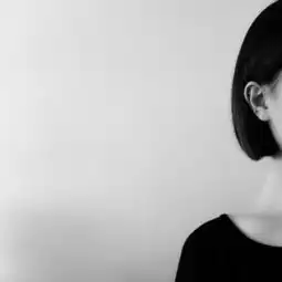 女生头像不露脸露肩膀黑色