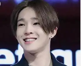 流行韩国男生中分发型