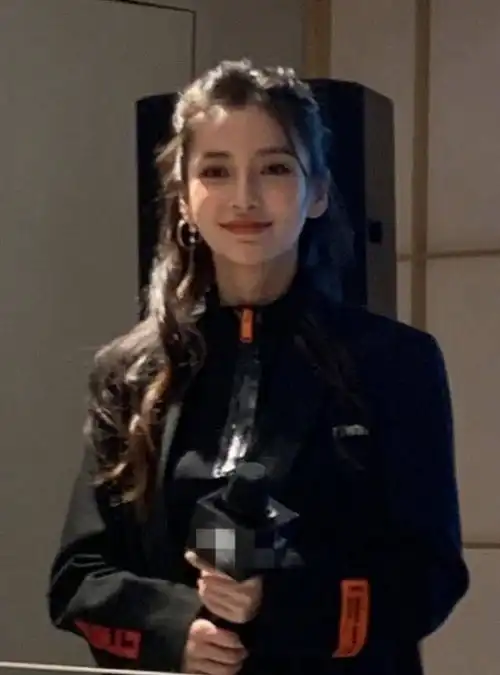 angelababy短裙出席活动冒着严寒秀美腿,生图好状态爆表