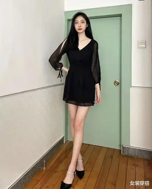 被小黑裙惊艳了,过膝长度配高跟鞋优雅大气,散发女人神秘高级感
