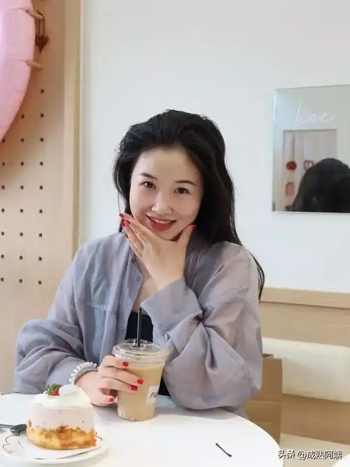 温柔美女笑靥如花,从容大方引人注目