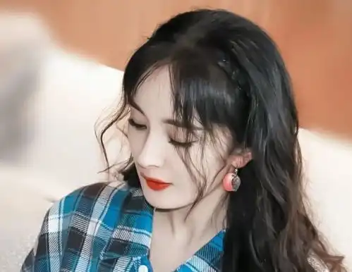 杨幂鞠躬上热搜,谦卑认真工作的态度,获得网友一致认可,网友能红这么多