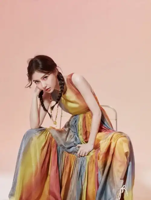 baby麻花辫封面似阳光少女,纤细漫画腿抢镜十足