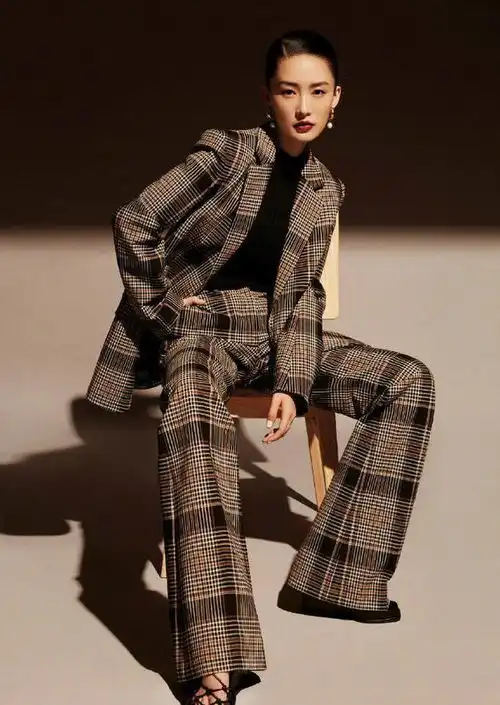 30岁的李沁穿粉色高领西装很好看,乍一看很美