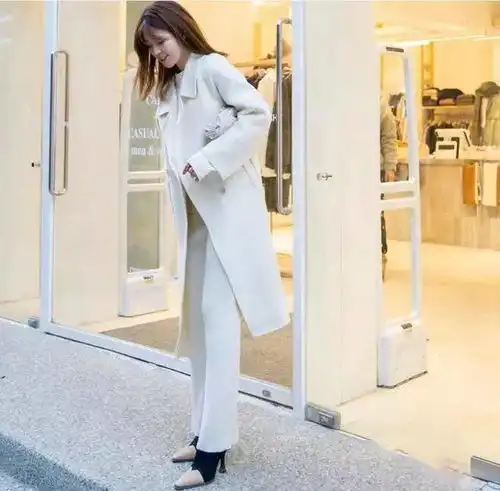 今日阳光上线不过乍暖还寒着装建议大衣小白裤