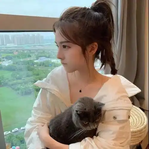 超甜的抱猫咪女生头像