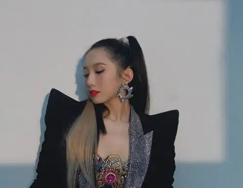 孟美岐晒怼脸拍照片,直言做美女很累,甜美系太为难大哥了