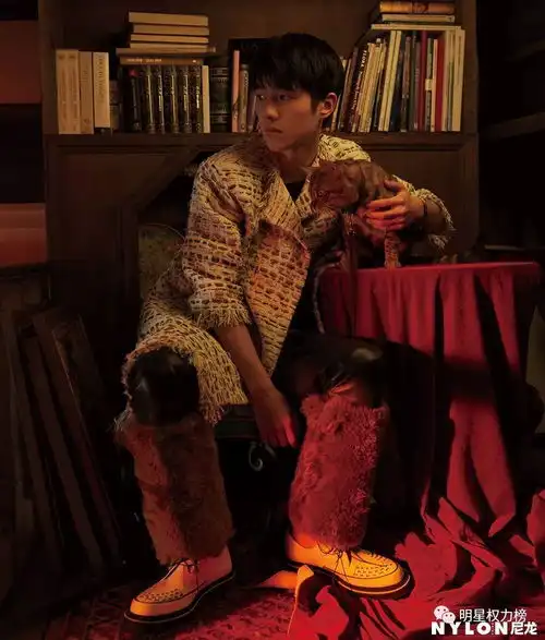 王俊凯变身红衣少年,胡一天上演禁欲诱惑近期男星封面大片谁最时尚炫酷