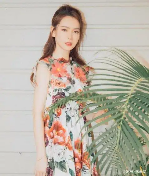 戚薇又穿女儿的裙子,蓝色修身裙和花边,甜美像少女吗