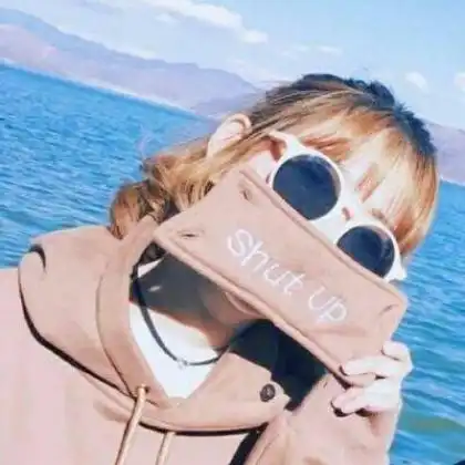 情侣头像真人一人一半,离开是短暂的我在原地等你