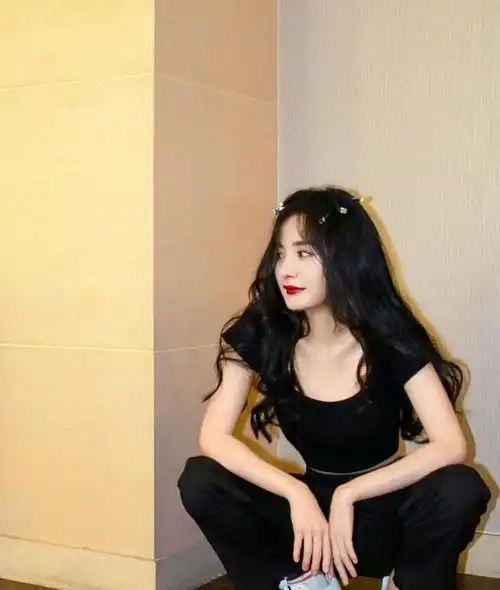 杨幂不愧是走潮流,69元帆布鞋都能穿出高级感,宁波女孩快来学学